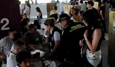 Puesto de votación en el CC Viva.