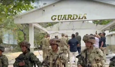 Zona afectada por el atentado en el batallón.