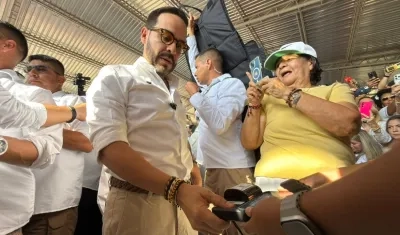 El candidato Abelardo De la Espriella durante el proceso biométrico de identificación.