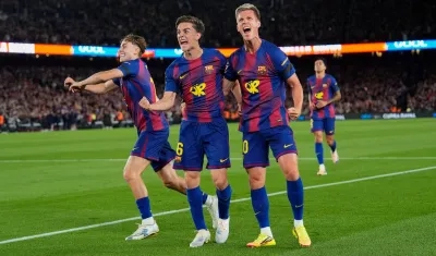 Los jugadores del FC Barcelona Fermín López, Gavi y Dani Olmo celebran el segundo gol.
