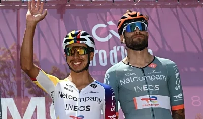 El colombiano Egan Bernal y su compañero de equipo Filippo Ganna.