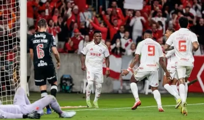 Johan Carbonero festeja con sus compañeros uno de sus goles conra Vasco Da Gama. 
