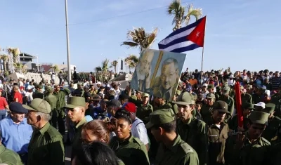 Grupo de manifestantes que se dio cita en las afueras de la embajada de EE.UU. en La Habana.