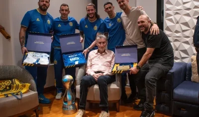 Parte del plantel de Rosario Central posa con el 'Patón' Bauza en su residencia.