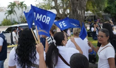 La comunidad religiosa hace plantón para evitar desalojo de 'Titos Bolos'. 