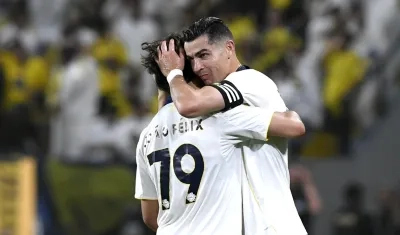 El portugués Cristiano Ronaldo celebra uno de sus goles con su compatriota Joao Félix.