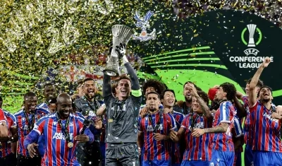 Jugadores del Crystal Palace celebran el título de la Liga Conferencia.