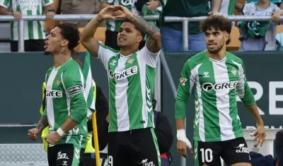 El colombiano 'Cucho' Hernández celebra tras abrir el marcador para el Betis. 