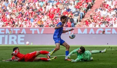 Luis Díaz intenta evitar el remate de Eren Dinkci ante el portero Jonas Urbig.
