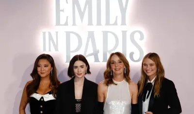 Ashley Park, Lily Collins, Philippine Leroy-Beaulieu y Camille Razat. 