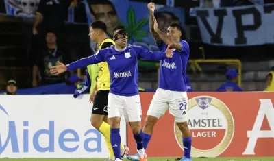 Falcao García y Rodrigo Contreras reclaman una pena máxima al árbitro.