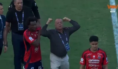 José Raúl Giraldo cuando salía de la cancha junto a Didier Moreno y Daniel Cataño. 