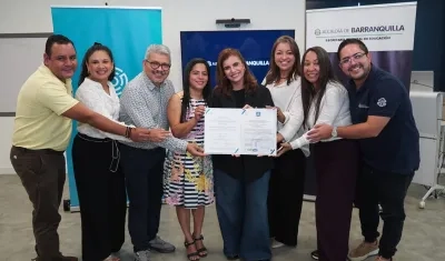 Funcionarios de la Secretaría de Educación durante la certificación. 