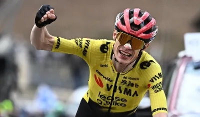 El gesto triunfal de Jonas Vingegaard tras ganar la séptima etapa del Giro de Italia. 