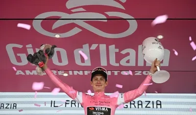 Jonas Vingegaard enel podio tras ganar la vigésima etapa del Giro de Italia. 