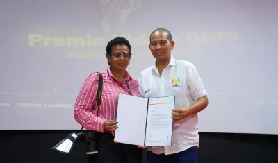 La reportera gráfica Josefina Villarreal y el secretario de cultura Juan Carlos Ospina.