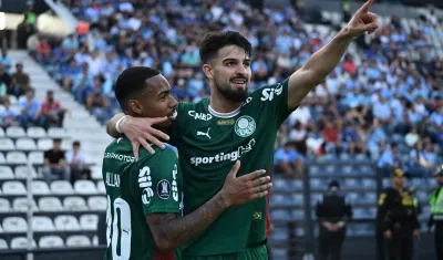 El argentino José Manuel López celebra el primer gol de Palmeiras con su compañero Allan.