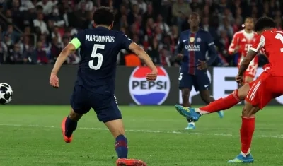 El remate de Luis Díaz que terminó en gol ante el PSG.