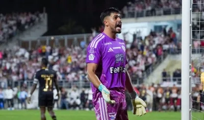 La euforia de Mauro Silveira luego del cobro que Rodallega estrelló en el travesaño.
