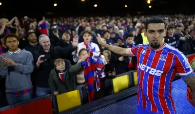 El colombiano Daniel Muñoz celebra con la afición del Crystal Palace. 