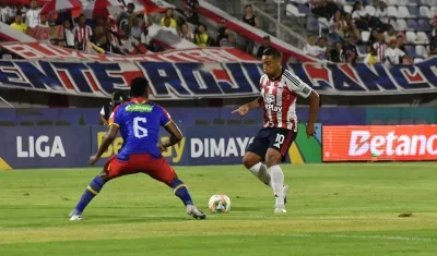 Luis Muriel, autor de un doblete, encara a Johan Caicedo.