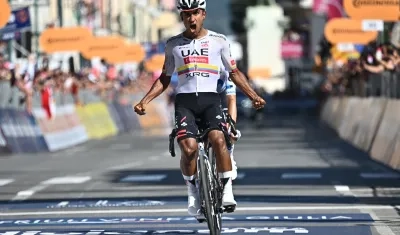 El ecuatoriano Jhonatan Narváez a su llegada a la meta en Chiavari.