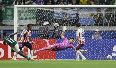 El colombiano Jhon Arias marca el primer gol de Palmeiras ante Junior. 