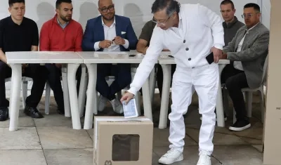 El presidente Gustavo Petro ejerciendo su derecho al voto.