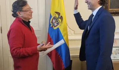 Momento del nombramiento de Daniel Quintero como Superintendente de Salud.
