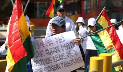 Trabajadores de la salud marcharon por "falta de garantías" y pidieron la renuncia del presidente de Bolivia Rodrigo Paz.