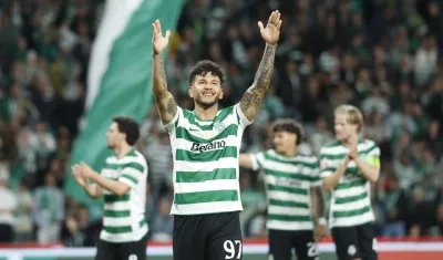 Luis Suárez celebra tras marcar el segundo gol del Sporting.