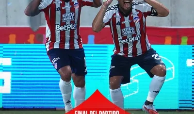 Luis Muriel y Teófilo Gutiérrez celebran el cuarto gol de Junioor ante el Pasto.