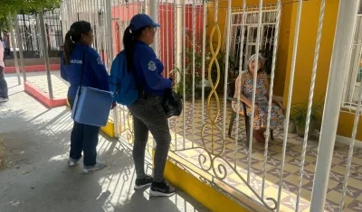 Las vacunadoras están debidamente uniformadas e identificadas.