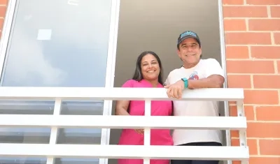 Alcalde Alejandro Char con una de las beneficiarias de Mi Techo Propio. 