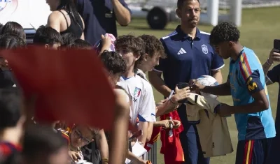 Lamine Yamal firma autógrafos antes del entrenamiento de la selección española. 