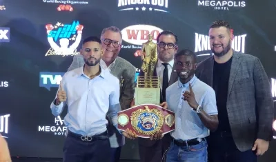 Ángel Bethancourt y Yuberjen Martínez con el cinturón que disputarán este viernes.