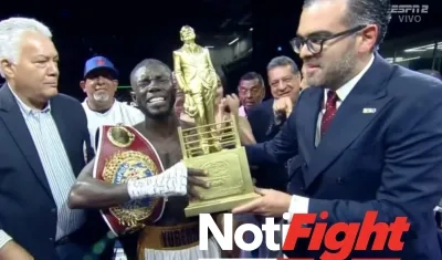 Yuberjen Martínez con el cinturón tras ganarle por nocaut al panameño Ángel Bethancourt.