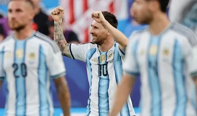 Lionel Messi festeja su primer gol contra Argelia. 