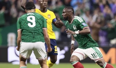 Julián Quiñones celebra tras abrir la cuenta para México. 