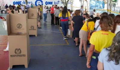 Votantes en el Colegio La Enseñanza. 