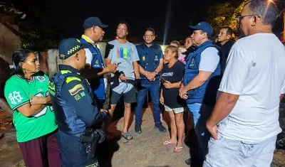 Las autoridades durante las primeras inspecciones.