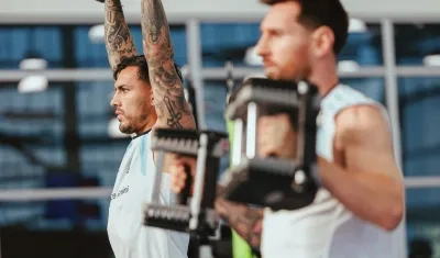 Leandro Paredes y Lionel Messi.