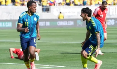 Jhon Arias celebrando su primer gol con Gustavo Puerta.