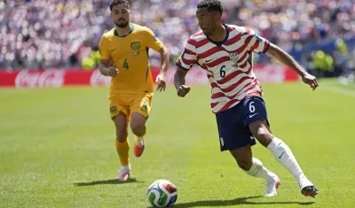 Auston Trusty de Estados Unidos en acción durante el partido contra Australia.