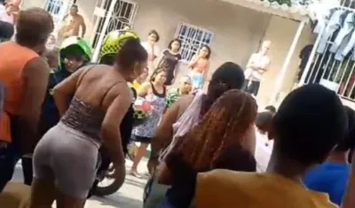 Momento en que la víctima es auxiliada para ser trasladada a un centro asistencial.