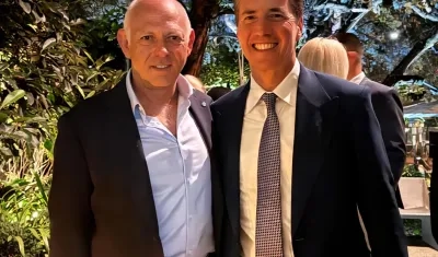 Bernie Moreno con integrantes de la comunidad judía.