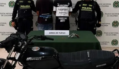 Los dos capturados en el operativo por parte de la Policía. 