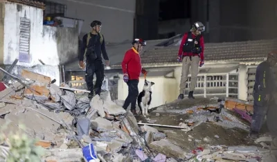 Equipos de rescate buscan sobrevivientes entre los escombros en Caracas.