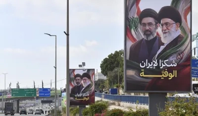 Carteles con retratos del nuevo líder supremo de Irán.