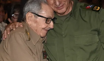 Raúl Castro y el presidente cubano Miguel Díaz-Canel.